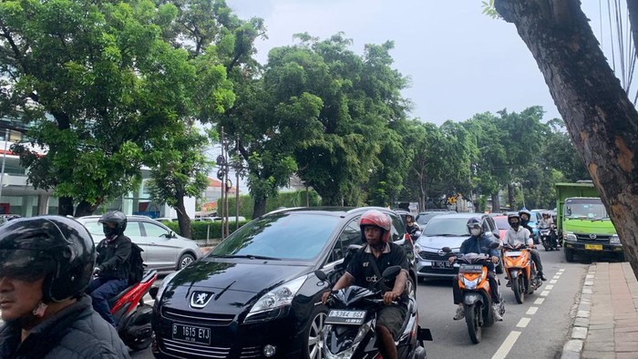 Situasi kemacetan lalu lintas di Jalan Kalibata Raya pada Selasa (30/5/2023) pagi.