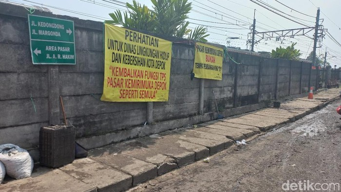 Spanduk di Pasar Kemiri Muka Depok (Devi Puspitasari/detikcom)