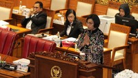 Menteri Keuangan (Menkeu) Sri Mulyani membalas kritikan DPR soal kebijakan subsidi atau insentif kendaraan listrik. Ia menjelaskan negara-negara dunia juga memberikan insentif serupa untuk mempercepat ekosistem kendaraan listrik.  