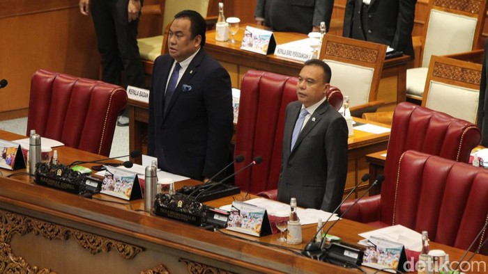 Menteri Keuangan Sri Mulyani menghadiri Rapat Paripurna ke-25 DPR RI. Sri Mulyani membalas kritikan DPR soal insentif kendaraan listrik.