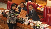 Menteri Keuangan Sri Mulyani (kiri) memberikan laporan pandangan kepada Wakil Ketua DPR RI Sufmi Dasco Ahmad (kanan) disaksikan Rachmat Gobel saat Rapat Paripurna DPR RI Ke-25 Masa Persidangan V Tahun Sidang 2022-2023 di Gedung Parlemen, Jakarta, Selasa (30/5/2023).  