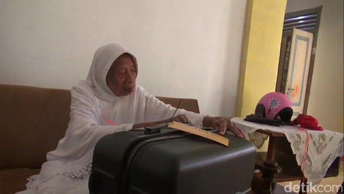 Suwarsih (85) calon jemaah haji tertua dari Kota Tegal. Foto diunggah Selasa (30/5/2023).