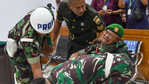 Terdakwa Sertu Yalpin Tarzun (kanan) menangis usai mendengarkan putusan dari hakim di Pengadilan Militer I-02 Medan, Sumatera Utara, Senin (29/5/2023). Majelis Hakim Pengadilan Militer I-02 Medan menjatuhkan hukuman penjara seumur hidup dan dipecat dari Anggota TNI AD kepada Sertu Yalpin Tarzun anggota Kodim 0208/Asahandan Pratu Rian Hermawan anggota Yonif 125/Simbisa dikarenakan terbukti bersalah membawa 75 kg sabu dan 40.000 butir pil ekstasi. ANTARA FOTO/Fransisco Carolio/foc.