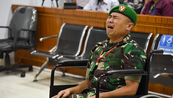 Tangis Oknum TNI Pembawa Sabu saat Divonis Seumur Hidup Terdakwa Sertu Yalpin Tarzun (kanan) menangis usai mendengarkan putusan dari hakim di Pengadilan Militer I-02 Medan, Sumatera Utara, Senin (29/5/2023). Majelis Hakim Pengadilan Militer I-02 Medan menjatuhkan hukuman penjara seumur hidup dan dipecat dari Anggota TNI AD kepada Sertu Yalpin Tarzun anggota Kodim 0208/Asahandan Pratu Rian Hermawan anggota Yonif 125/Simbisa dikarenakan terbukti bersalah membawa 75 kg sabu dan 40.000 butir pil ekstasi. ANTARA FOTO/Fransisco Carolio/foc.
