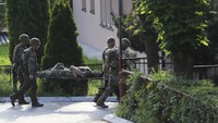 Presiden Serbia Aleksandar Vucic menuding Perdana Menteri Kosovo Albin Kurti menciptakan ketegangan di wilayah tersebut. Dia lantas meminta warga Serbia di Kosovo untuk menghindari bentrokan dengan tentara NATO.  
