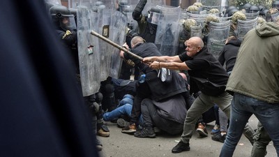 Tegang! Tentara NATO Diserang Pendemo di Kosovo