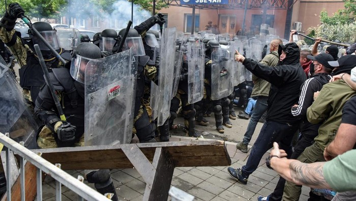NATO Kosovo Force (KFOR) soldiers clash with local Kosovo Serb protesters at the entrance of the municipality office, in the town of Zvecan, Kosovo, May 29, 2023. REUTERS/Laura Hasani     TPX IMAGES OF THE DAY