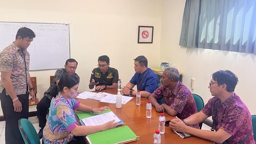 Kesbangpol Kota Denpasar bersama Tim Pora memeriksa salah satu sekolah yang mempekerjakan WNA. Sekolah itu berlokasi di Desa Pemogan, Denpasar, Bali pada Selasa (30/5/2023).