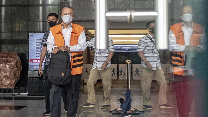 Tok! Hakim Agung Nonaktif Sudrajat Dimyati Divonis 8 Tahun Penjara Hakim Agung nonaktif Sudrajad Dimyati (kedua kanan) menjalani sidang vonis kasus suap pengurusan perkara di Mahkamah Agung (MA) secara daring di Pengadilan Tipikor, Bandung, Jawa Barat, Selasa (30/5/2023). Majelis Hakim memvonis Sudrajad Dimyati dengan hukuman delapan tahun penjara dan denda Rp1 miliar subsider tiga bulan kurungan. ANTARA FOTO/Novrian Arbi/tom.