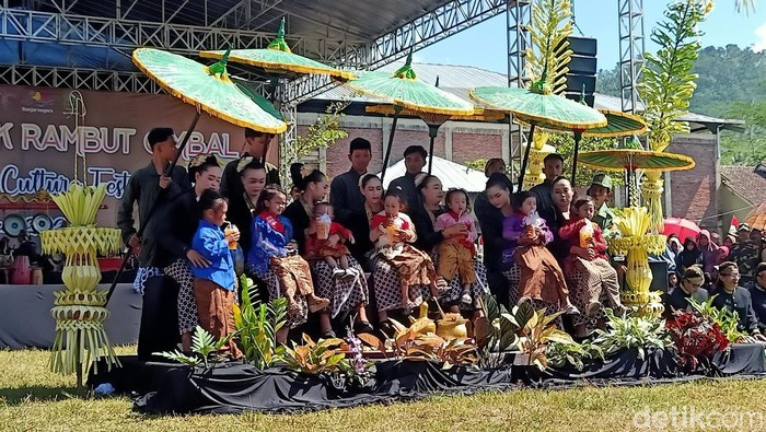 Tradisi jamasan anak rambut gimbal di Desa Tlaga, Banjarnegara, Selasa (30/5/2023).