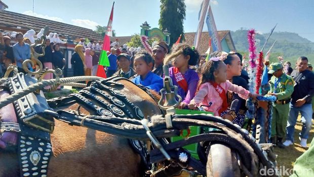 Tradisi jamasan anak rambut gimbal di Desa Tlaga, Banjarnegara, Selasa (30/5/2023).