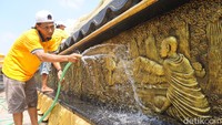 8 petugas yang membersihkan patung Buddha tidur disarankan lebih dulu membersihkan diri dan berpikiran positif (Foto: Enggran Eko Budianto)