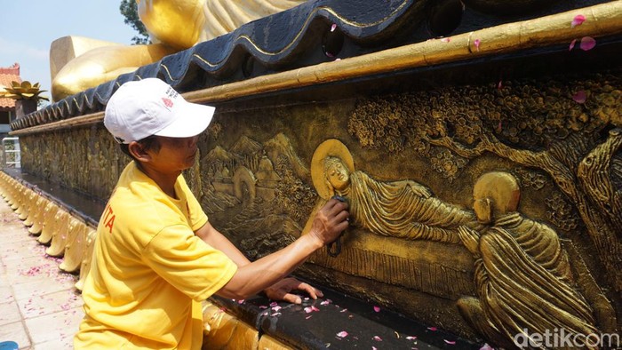 Tradisi memandikan Buddha tidur sebelum Waisak
