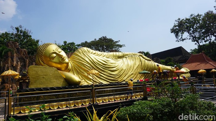Tradisi memandikan Buddha tidur sebelum Waisak