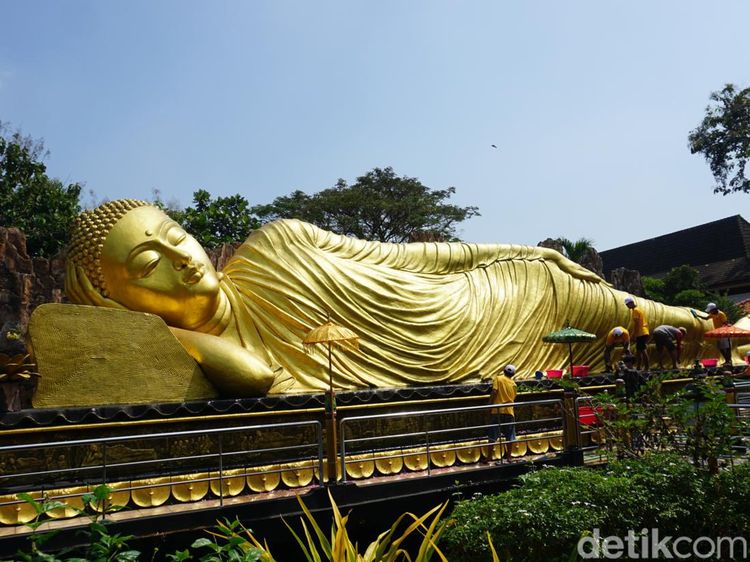 Harum Patung Buddha Tidur Bermandi Kembang Jelang Waisak di Mojokerto