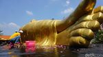 Harum Patung Buddha Tidur Bermandi Kembang Jelang Waisak di Mojokerto