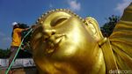 Harum Patung Buddha Tidur Bermandi Kembang Jelang Waisak di Mojokerto