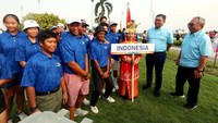 (Ka-Ki) Direktur Utama Damai Indah Golf Budiarsa Sastrawinata dan Direktur Utama Bank Mandiri Darmawan Junaidi tengah berbincang dengan atlet golf junior Indonesia saat membuka Mandiri Ciputra Golfpreneur Junior World Championship di Damai Indah Golf PIK Course, Senin (29/5).  