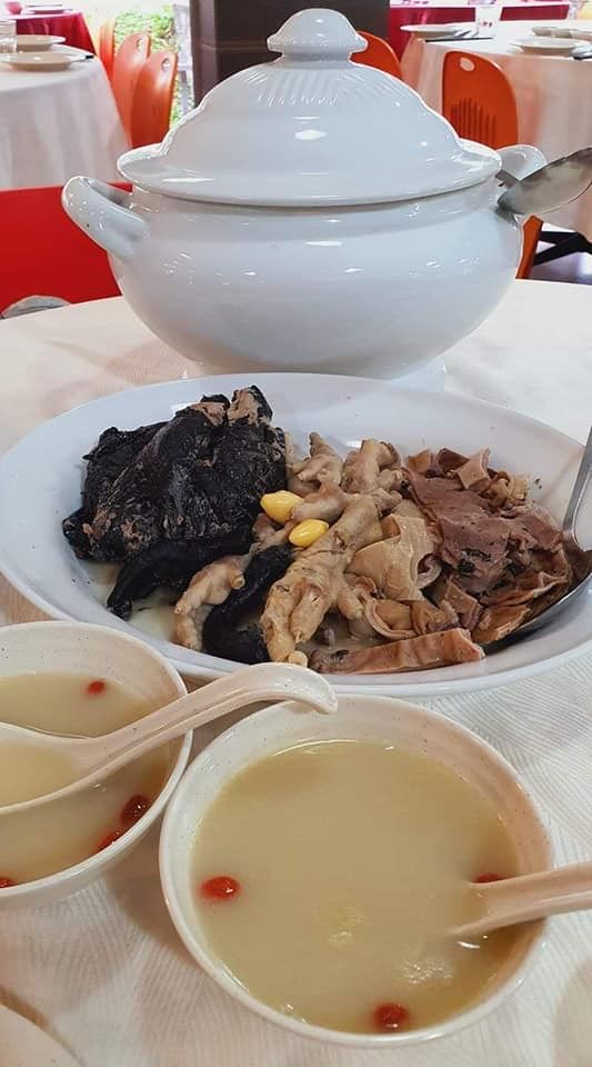 Unik! Resto Ini Tawarkan Sup Perut Babi Isi Ayam Hitam