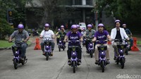 Selama berkendara, jika ingin mengurangi kecepatan, pengguna dapat melepaskan stang kanan dari pegangan kemudian tarik tuas rem pada stang kendaraan. Selanjutnya, untuk mengakhiri perjalanan, ia dapat memarkirkan kendaraan di tempat yang sudah ditentukan. Letakkan kendaraan jauh dari pejalan kaki, lalu lipat kembali standar sepeda listrik dan ikuti petunjuk pada aplikasi.