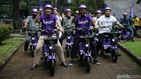 Wakil Rektor Bidang SDM dan Aset UI, Prof. Dr. Ir. Dedi Priadi, DEA; Country Head PT Beam Mobility Indonesia, Ady Muzadi mencoba mengendarai Sepada Listrik Beam Rover di Kampus Universitas Indonesia, Depok, Jawa Barat, Selasa (30/5/2023).
