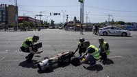 Polisi Ukraina memeriksa pecahan roket setelah serangan roket Rusia di Kyiv. Serangkaian ledakan terdengar di Kyiv, siang hari waktu setempat. Untuk kedua kalinya dalam 24 jam, Kyiv pun menjadi target gempuran militer Rusia. AP/Evgeniy Maloletka