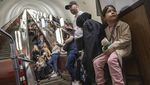 Warga Panik Berlindung di Stasiun Metro Saat Rudal Rusia Hujani Kyiv