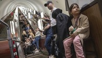 Banyak warga yang sudah terbiasa mengabaikan sirene serangan udara, tetapi rentetan rudal hari ini memicu reaksi panik. AP/Evgeniy Maloletka  