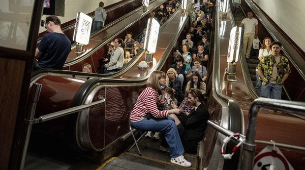 Warga Panik Berlindung di Stasiun Metro Saat Rudal Rusia Hujani Kyiv