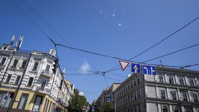 Tracks and white smoke are seen in the sky during Russian rocket attack in Kyiv, Ukraine, Monday, May 29, 2023. (AP Photo/Evgeniy Maloletka)