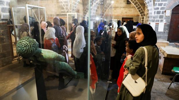 Wisatawan mengunjungi Museum Nasional di Kota Sanaa, Yaman, Senin (29/5/2023). (REUTERS/Khaled Abdullah)