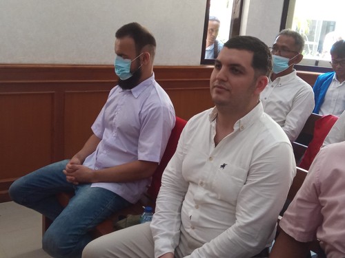 WN Suriah dan Ukraina Rodion Krynin dan Muhammad Zghaib Bin Nizar menjalani sidang di Pengadilan Negeri (PN) Denpasar dengan agenda pembacaan dakwaan kasus KTP palsu. (Aryo Mahendro/detikBali)