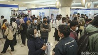 Sekitar 40 perusahaan yang terdiri dari perbankan, asuransi, pengembangan sumber daya manusia, farmasi, hingga jaringan waralaba membuka lowongan kerja di acara ini.