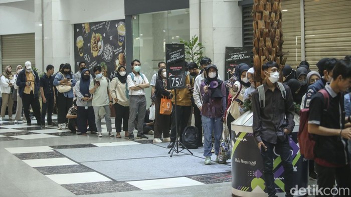 Wow, Antrean Bursa Kerja di Mall Sampai Mengular Panjang Suku Dinas Tenaga Kerja, Transmigrasi, dan Energi Jakarta Selatan mengadakan Jakarta Job Fair 2023. Antreannya sampai mengular lho.