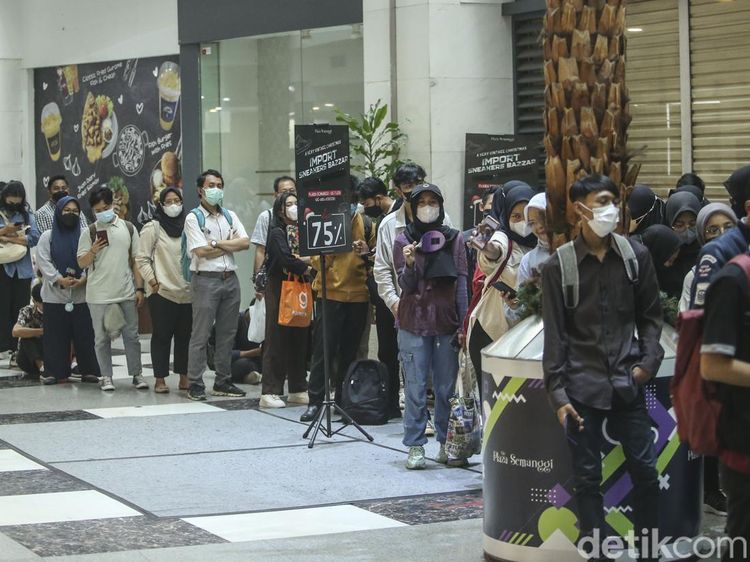 Wow, Antrean Bursa Kerja di Mall Sampai Mengular Panjang
