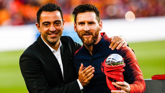 Xavi Hernandez and 10 Leo Messi from Argentina of FC Barcelona  during the La Liga football match between FC Barcelona v Real Sociedad at Camp Nou Stadium in Spain on May 20 of 2018. (Photo by Xavier Bonilla/NurPhoto via Getty Images)