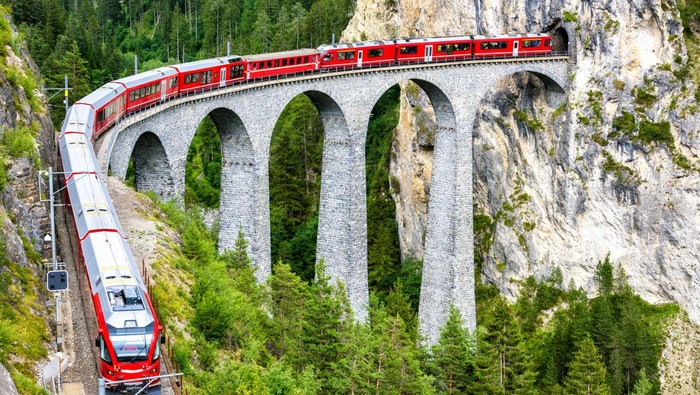 **Kereta Api di Swiss Tergelincir karena Longsor Salju, 5 Orang Cedera**