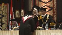 Satu persatu para mahasiswa diwisuda. 