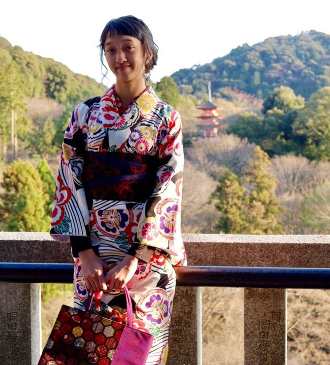 Mirip seperti sang ayah, Aishameglio juga memiliki postur tubuh yang tinggi dan langsing. Putri sulung Duta itu tampak manis dengan kulit sawo matang yang dimilikinya. Foto: Instagram/@shadjo04