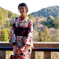 Mirip seperti sang ayah, Aishameglio juga memiliki postur tubuh yang tinggi dan langsing. Putri sulung Duta itu tampak manis dengan kulit sawo matang yang dimilikinya. Foto: Instagram/@shadjo04