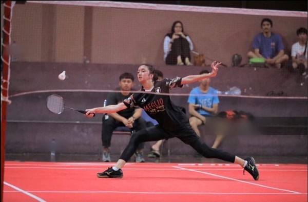 Qizlar yigitlarni qiynab porno video Yalangoch fotosuratlardagi ayollar