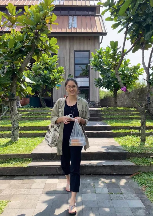 Dalam kesehariannya Aishameglio kerap terlihat bergaya simpel. Seperti gayanya satu ini yang hanya mengenakan celana 7/8  dan dalaman berwarna hitam. Penampilannya itu dipadukan dengan kemeja hijau yang tak terkancing dan sepasang sandal jepit. Foto: Instagram/@shadjo04