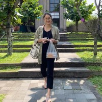 Dalam kesehariannya Aishameglio kerap terlihat bergaya simpel. Seperti gayanya satu ini yang hanya mengenakan celana 7/8  dan dalaman berwarna hitam. Penampilannya itu dipadukan dengan kemeja hijau yang tak terkancing dan sepasang sandal jepit. Foto: Instagram/@shadjo04