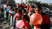 Para psikiater di Deir al-Balah, Jalur Gaza tengah, bermain dengan anak-anak di pusat bantuan.   