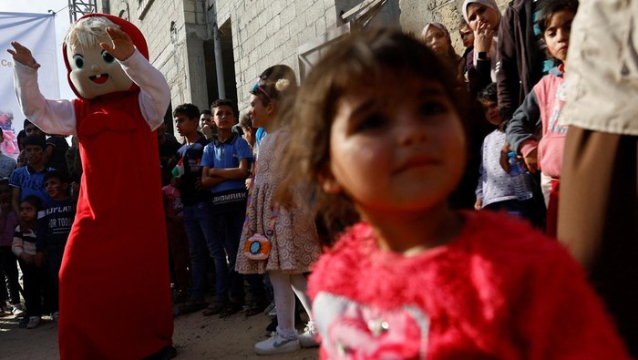 Palestinian psychiatrists play with a girl in a support centre, in Deir al-Balah, central Gaza Strip, May 16, 2023. REUTERS/Ibraheem Abu Mustafa