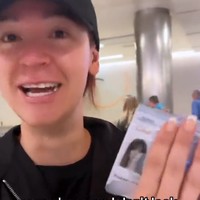 Mereka hampir tidak membiarkanku terbang karena mereka bilang aku tidak terlihat seperti foto pasporku. Ini lah alasan mengapa kita tidak seharusnya melakukan hot photo untuk paspor kamu karena aku tidak terlihat seperti ini (dalam kenyataan), ujarnya. Foto: TikTok Alisha Marie