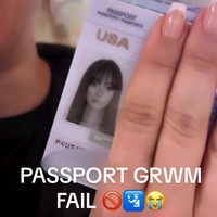 Ketika pergi dari bandara di Istanbul, Alisha memang tampil kasual. Ia tampak tidak merias wajah atau rambutnya dan memakai topi juga busana serba hitam. Sedangkan dalam foto paspor, wanita tersebut terlihat jelas memakai makeup yang mempertegas fitur-fitur wajahnya juga menata rambut dengan cantik.Foto: TikTok Alisha Marie