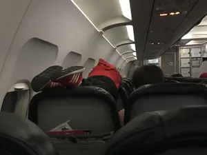 Traveler Ramai-ramai Curhat Ulah Menyebalkan Anak-anak di Pesawat