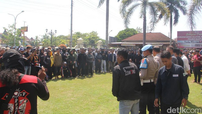 Anggota PSHT saat mendatangi Polres Bantul terkait kasus penganiayaan, Senin (29/5/2023).