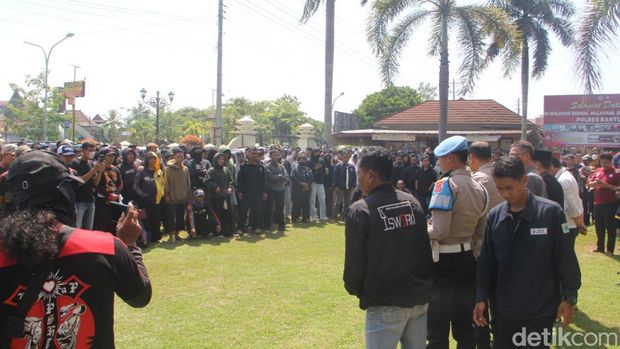 Anggota PSHT saat mendatangi Polres Bantul terkait kasus penganiayaan, Senin (29/5/2023).